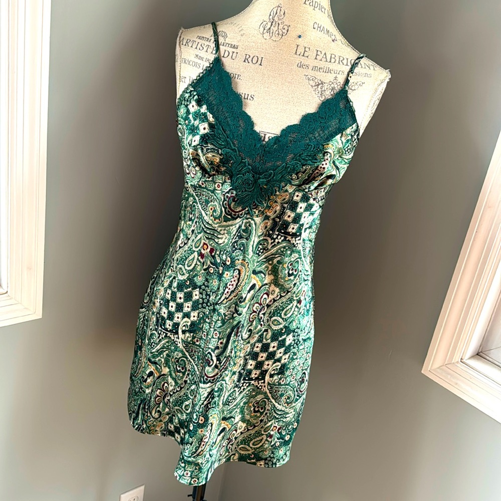 Vintage 1990’s Victoria’s Secret Chemise green paisley & lace EUC size‎ M